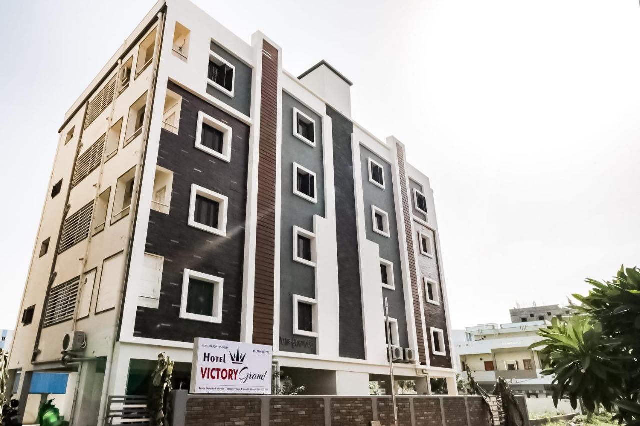 Oyo Victory Grand Hotel Tadepalle Buitenkant foto