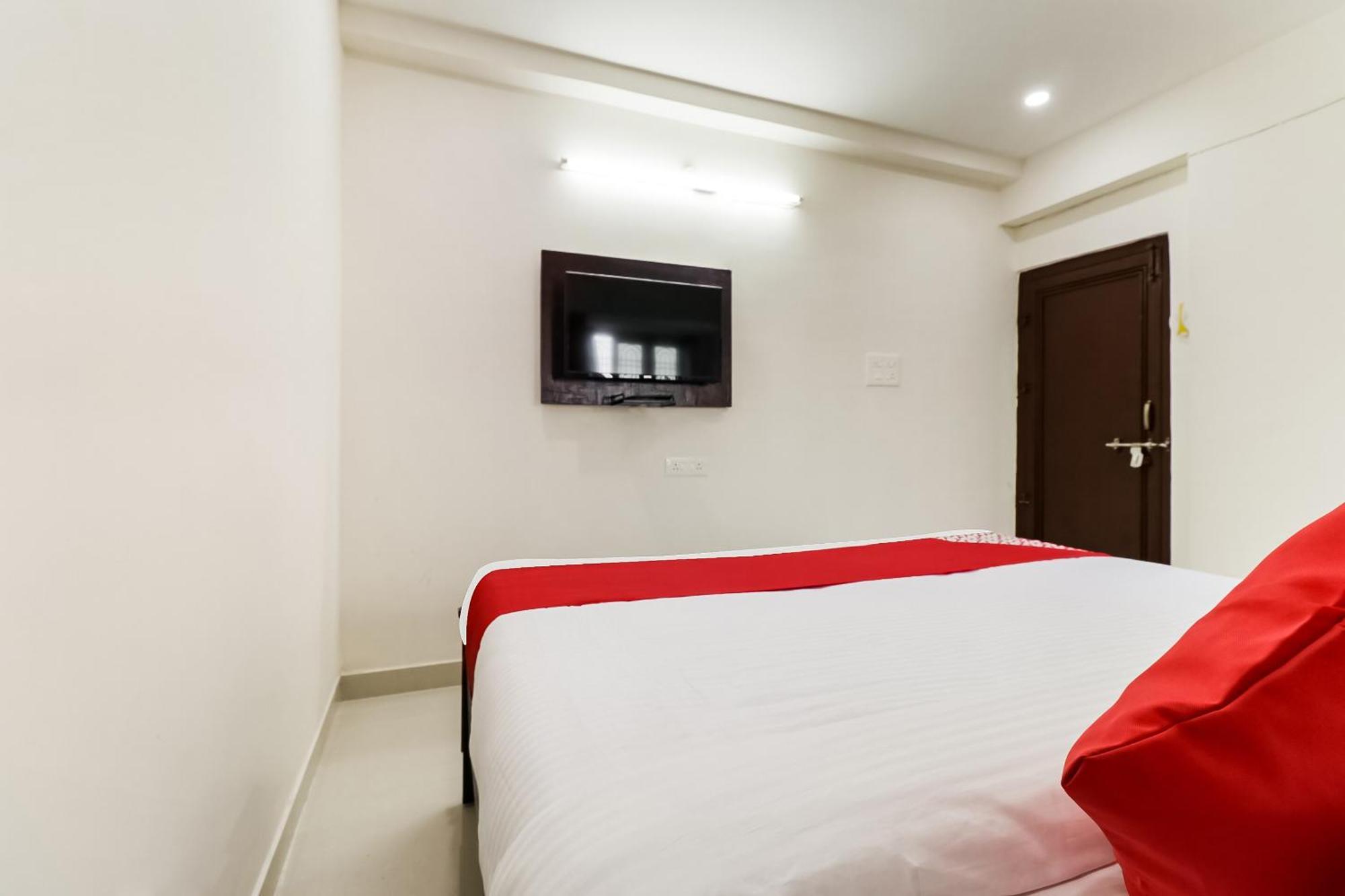 Oyo Victory Grand Hotel Tadepalle Buitenkant foto