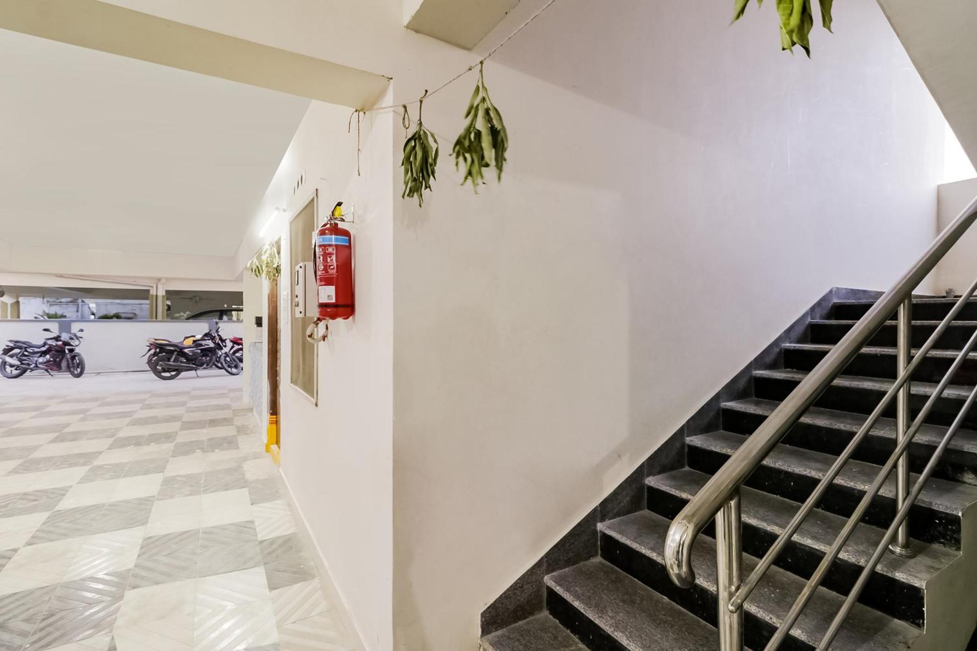 Oyo Victory Grand Hotel Tadepalle Buitenkant foto