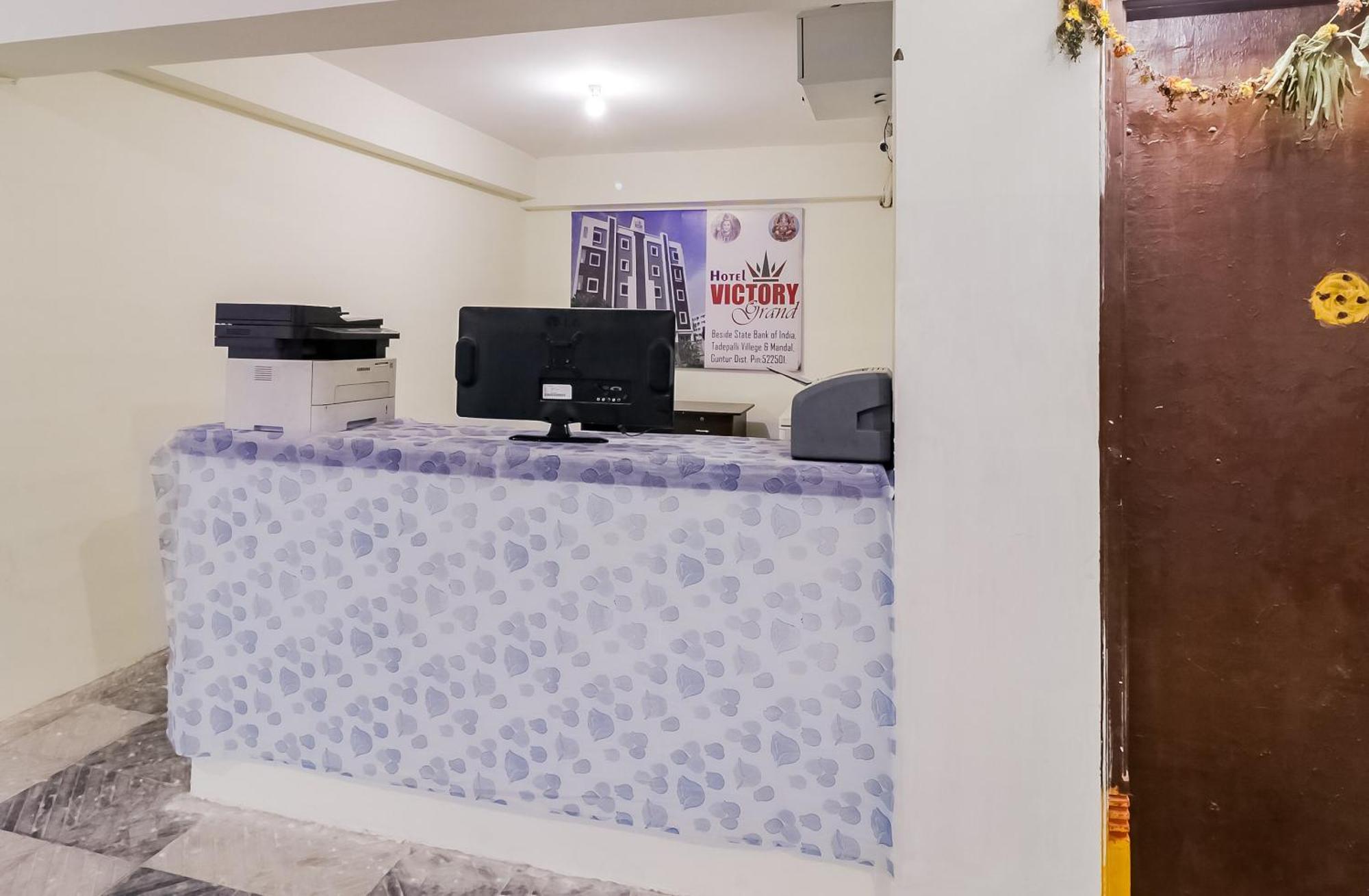 Oyo Victory Grand Hotel Tadepalle Buitenkant foto