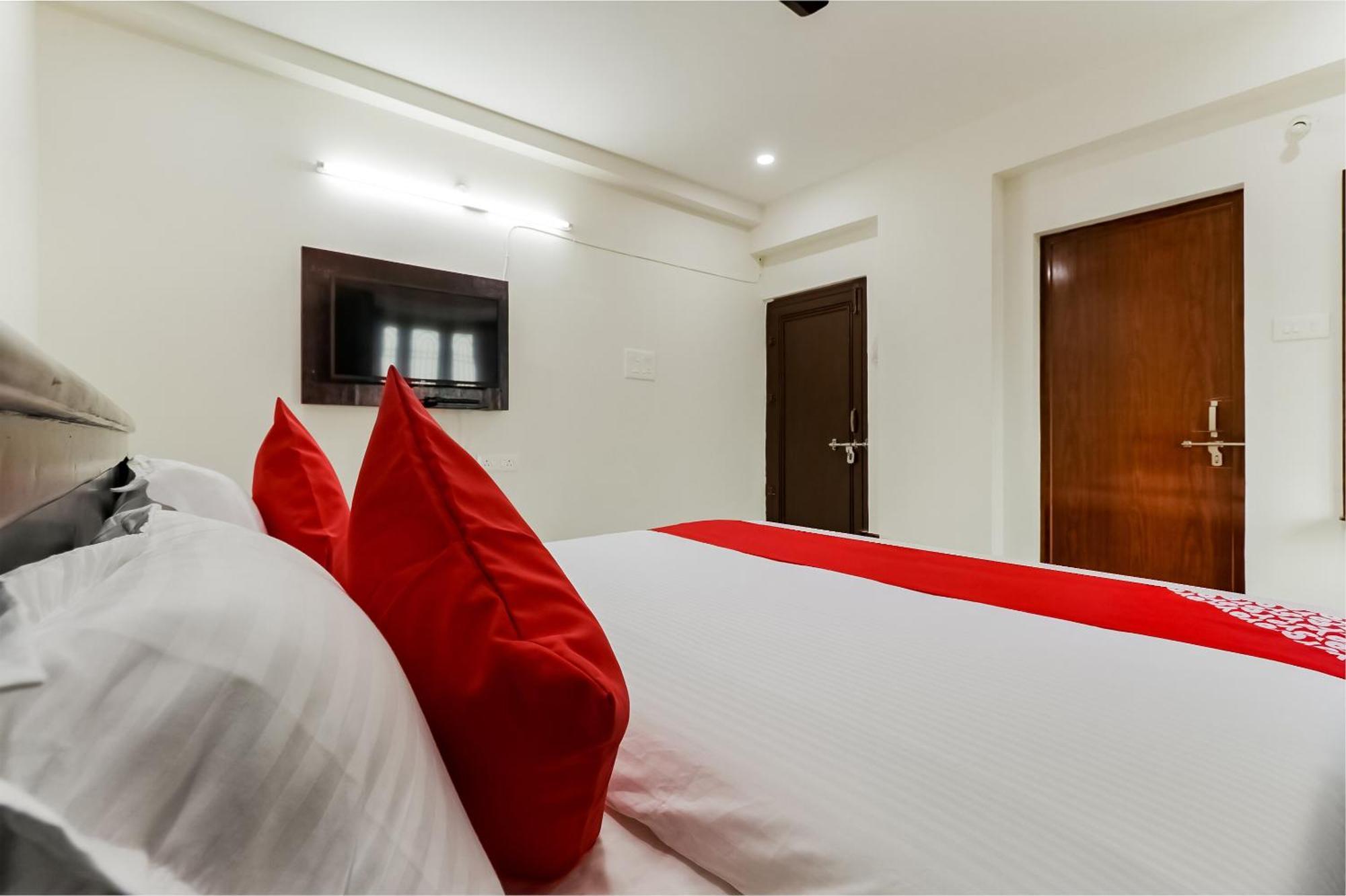 Oyo Victory Grand Hotel Tadepalle Buitenkant foto